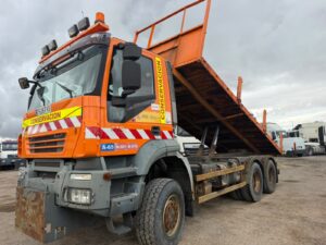 Vista frontal del camión basculante Iveco Trakker AD260T33W 4x4 blanco