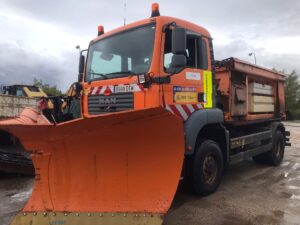 Vista frontal izquierda del MAN TG 350 A 6x6 equipado para trabajos de vialidad invernal