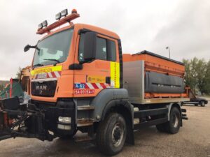 MAN TGS 18.320 4x4 con cuña quitanieves Giletta vista frontal izquierda